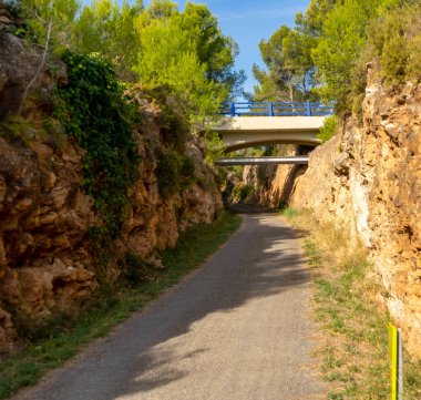 İspanya 'nın Algimia de Alfara dağ kasabasındaki dağ manzaraları boyunca uzanan kırsal bir yol manzarası. Doğa konsepti