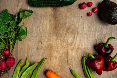 Eski ahşap arka planda taze sebzeler. Sağlıklı konsept