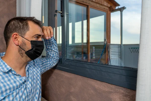 Hombre Enfermo Coronavirus Mirando Por Ventana Usando Máscara Para Protección — Foto de Stock