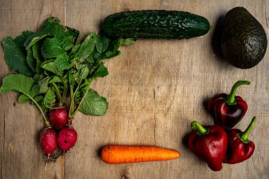Eski ahşap arka planda taze sebzeler. Sağlıklı konsept