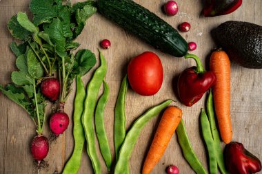 Eski ahşap arka planda taze sebzeler. Sağlıklı konsept