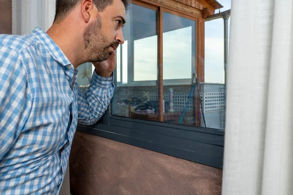 Emocional Hombre Barbudo Triste Mirando Por Ventana Parece Preocupado Deprimido — Foto de Stock