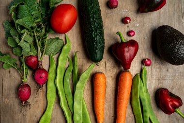 Eski ahşap arka planda taze sebzeler. Sağlıklı konsept