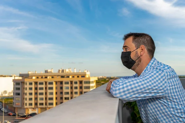 Joven Balcón Casa Durante Brote Covidio Hombre Años Con Máscara — Foto de Stock