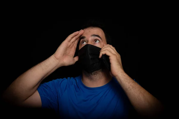 Γενειοφόρος Άντρας Ντυμένος Μπλε Μπλουζάκι Και Μαύρη Μάσκα Για Προστατευτεί — Φωτογραφία Αρχείου