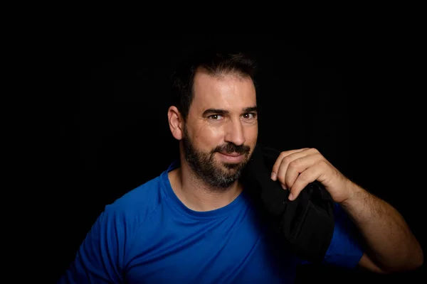 Homem Barbudo Vestido Shirt Azul Posando Contra Fundo Preto Conceito — Fotografia de Stock