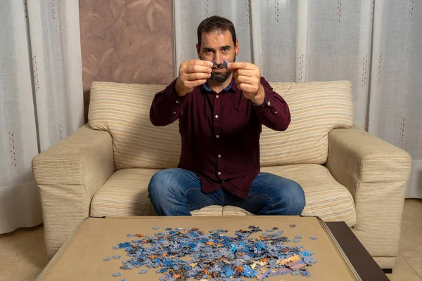 Jovem Com Barba Sentado Sofá Casa Fazendo Quebra Cabeça Conceito — Fotografia de Stock