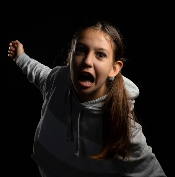 Mooi Klein Meisje Een Grijs Sweatshirt Twee Vlechtjes Schreeuwend Met — Stockfoto