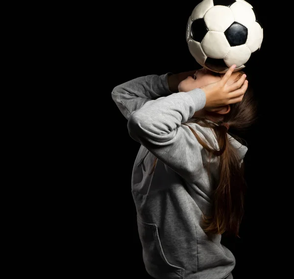 Holčička Šedé Mikině Dva Copánky Hrající Fotbalovým Míčem Izolovaným Černém — Stock fotografie