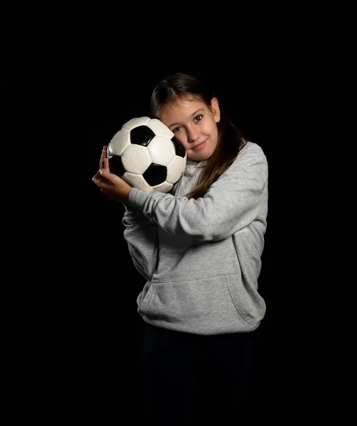 Klein Meisje Grijs Sweatshirt Twee Staartjes Spelen Met Een Voetbal — Stockfoto