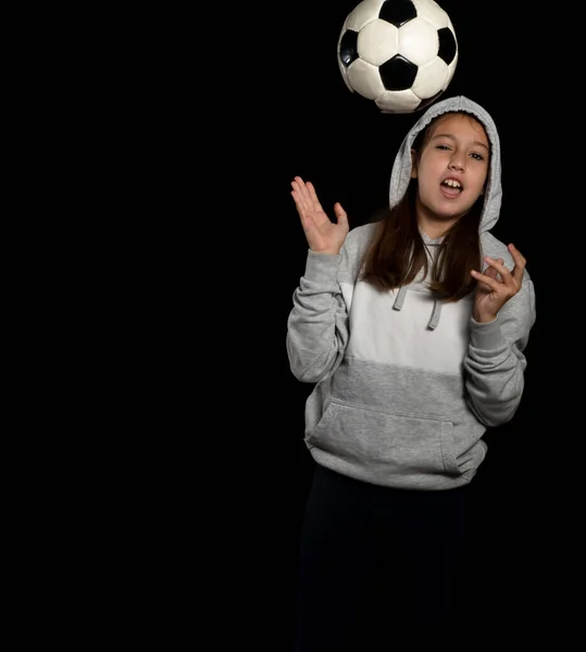 Klein Meisje Grijs Sweatshirt Twee Staartjes Spelen Met Een Voetbal — Stockfoto