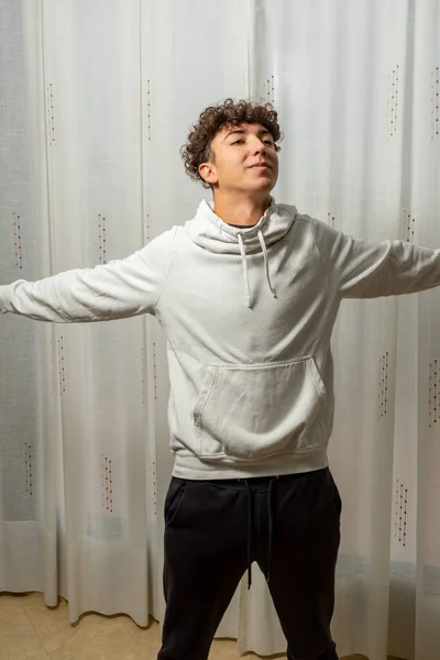 Jovem Atraente Com Cabelo Encaracolado Vestindo Camisola Branca Posando Fundo — Fotografia de Stock