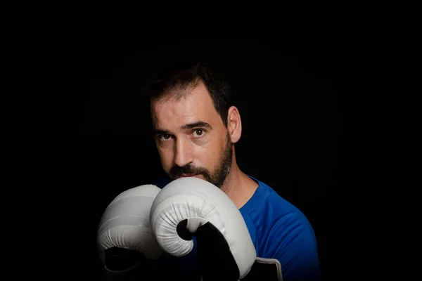 Homem Barbudo Vestido Shirt Azul Com Luvas Boxe Posando Sobre — Fotografia de Stock