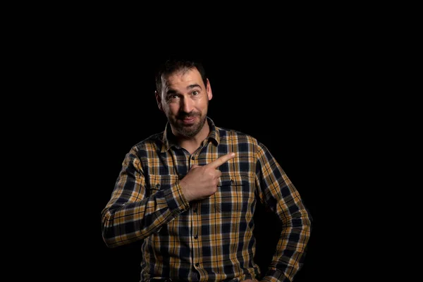 Homem Bonito Jovem Vestindo Uma Camisa Amarela Elegante Fundo Isolado — Fotografia de Stock