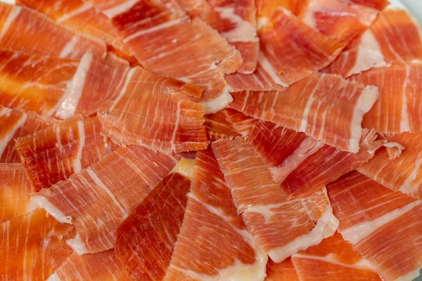 Detail Van Een Plaat Ham Gesneden Met Een Mes Supervoedsel — Stockfoto