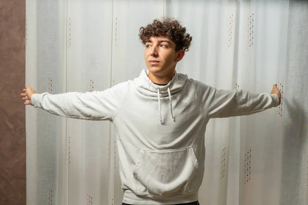 Jeune Homme Attrayant Avec Les Cheveux Bouclés Portant Sweat Blanc — Photo