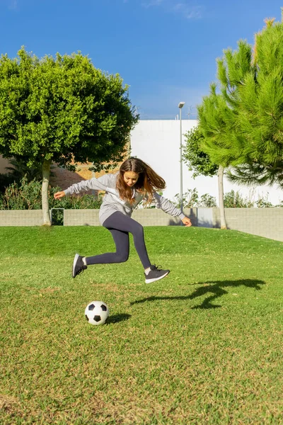 Mooi Klein Meisje Voetballen Een Mooi Park Met Natuurgras Een — Stockfoto