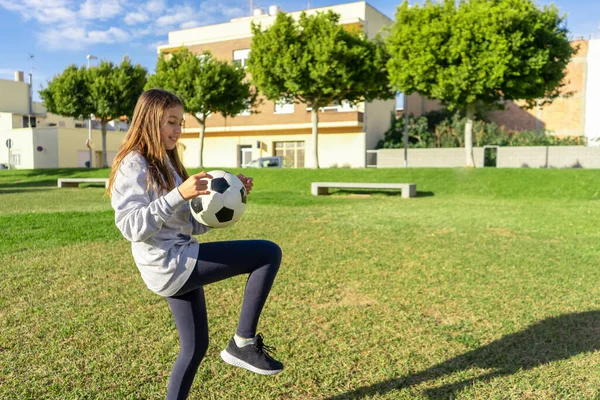 Mooi Klein Meisje Voetballen Een Mooi Park Met Natuurgras Een — Stockfoto