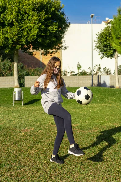 Hermosa Niña Jugando Fútbol Bonito Parque Con Césped Natural Día — Foto de Stock