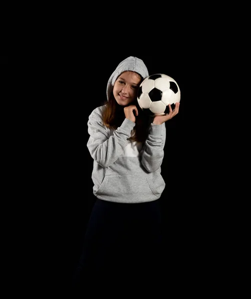 Klein Meisje Grijs Sweatshirt Twee Staartjes Spelen Met Een Voetbal — Stockfoto