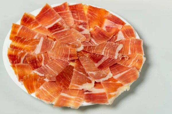 Detail Van Een Plaat Ham Gesneden Met Een Mes Supervoedsel — Stockfoto