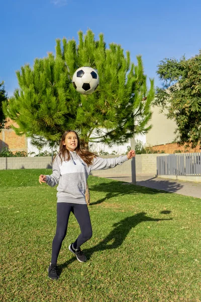 Mooi Klein Meisje Voetballen Een Mooi Park Met Natuurgras Een — Stockfoto