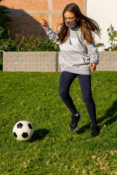 Mooi Klein Meisje Voetballen Een Mooi Park Met Natuurgras Een — Stockfoto