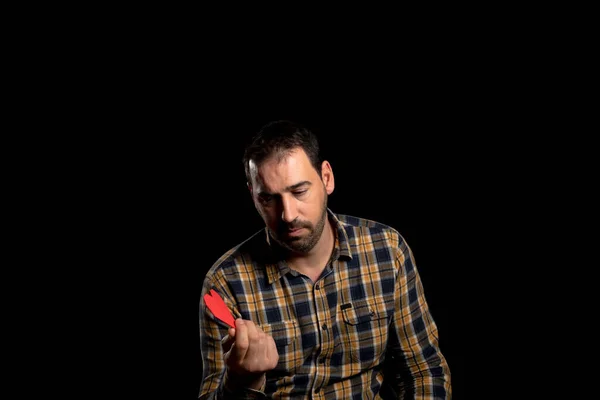 Gesloten Portret Van Vrolijke Jongeman Met Een Rood Papieren Hart — Stockfoto