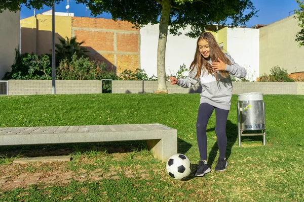 Mooi Klein Meisje Voetballen Een Mooi Park Met Natuurgras Een — Stockfoto