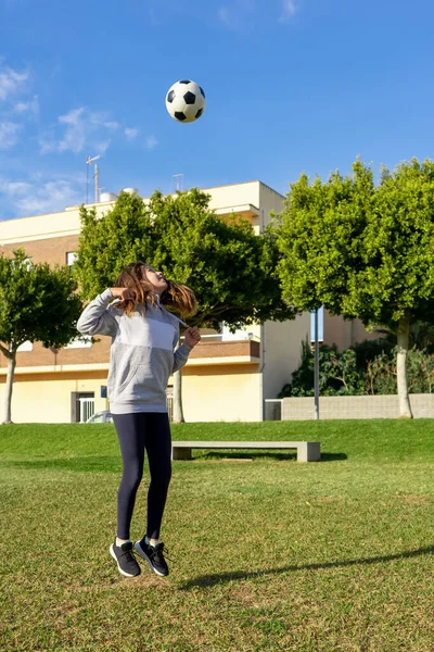 Hermosa Niña Jugando Fútbol Bonito Parque Con Césped Natural Día — Foto de Stock