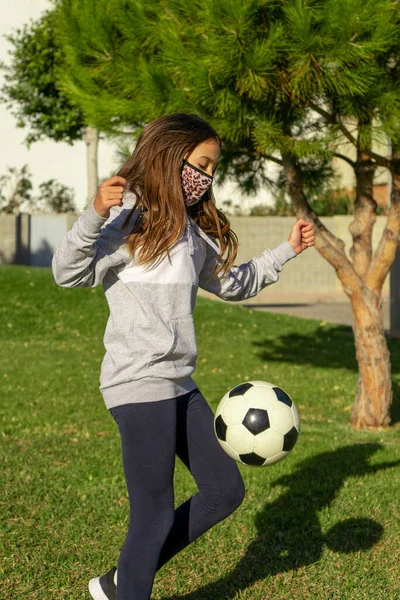 Hermosa Niña Jugando Fútbol Bonito Parque Con Césped Natural Día — Foto de Stock