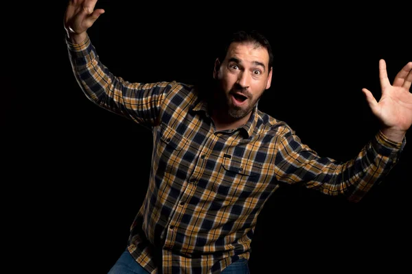 Aantrekkelijke Man Met Baard Een Geel Geruit Hemd Poserend Geïsoleerd — Stockfoto