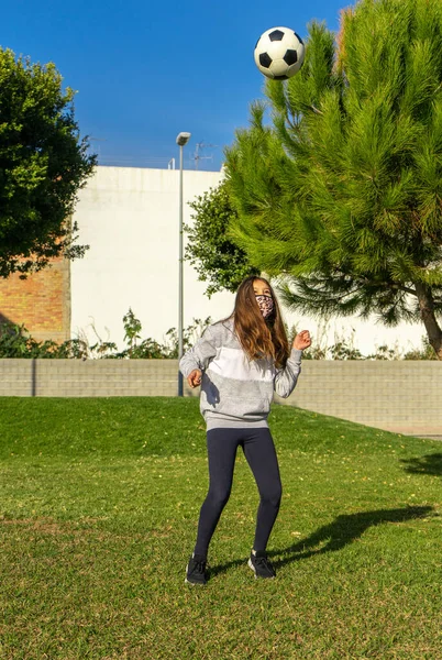 晴れた冬の日には天然芝の素敵な公園でサッカーをしている美しい少女 運動と健康的な生活の概念 — ストック写真