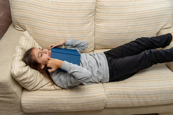 Linda Niña Durmiendo Siesta Con Libro Que Acaba Leer Sofá — Foto de Stock