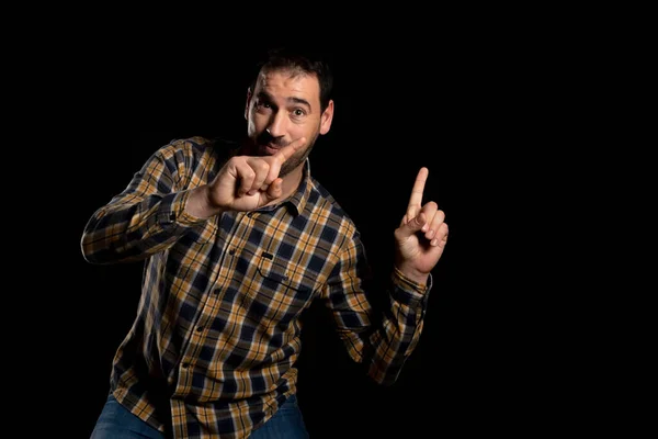 Homem Barbudo Atraente Uma Camisa Xadrez Amarelo Posando Isolado Fundo — Fotografia de Stock