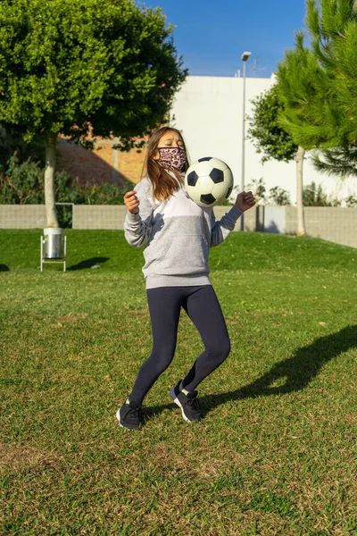 Mooi Klein Meisje Voetballen Een Mooi Park Met Natuurgras Een — Stockfoto