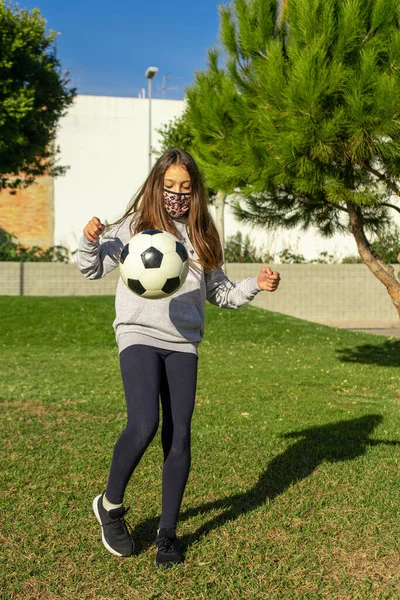 Hermosa Niña Jugando Fútbol Bonito Parque Con Césped Natural Día — Foto de Stock