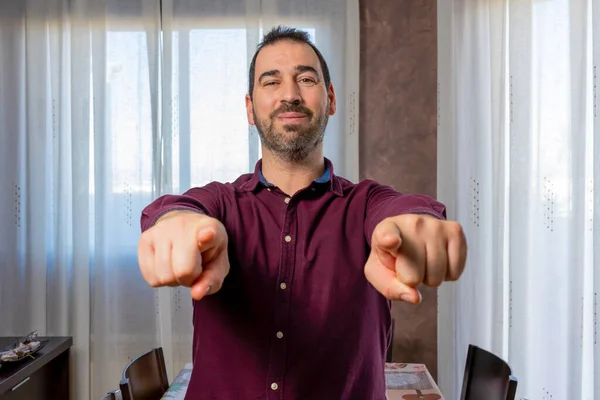 Homem Barbudo Bonito Jovem Usando Uma Camisa Roxa Apontando Para — Fotografia de Stock