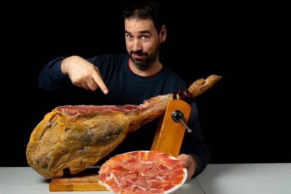 Baard Man Met Een Ham Mes Klaar Een Stuk Van — Stockfoto