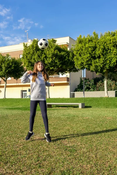 Hermosa Niña Jugando Fútbol Bonito Parque Con Césped Natural Día — Foto de Stock