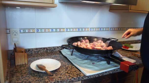 Mãos Homem Misturam Frango Carne Porco Uma Paella Conceito Alimentar — Vídeo de Stock