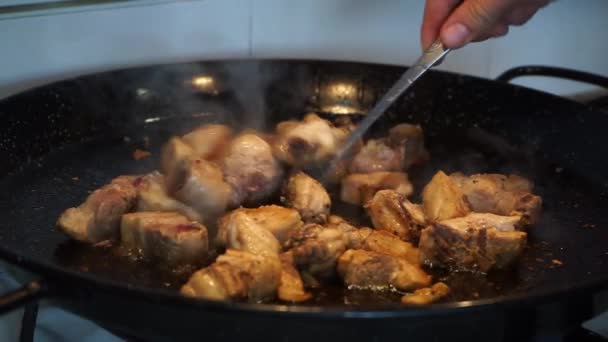 파에야에서 치킨과 돼지고기 고기를 휘젓는 사람의 — 비디오