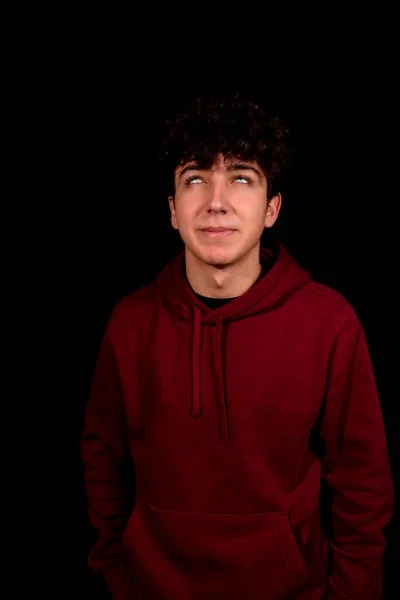 Jovem Atraente Com Cabelo Encaracolado Posando Sobre Fundo Preto Conceito — Fotografia de Stock