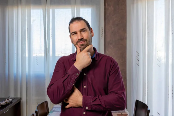 Hispanic Stilig Man Lila Skjorta Poserar Och Gester Kul Vardagsrummet — Stockfoto