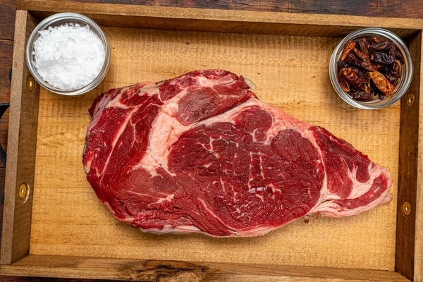 Ribeye Ternera Cruda Una Placa Redonda Pizarra Con Recipientes Vidrio —  Fotos de Stock