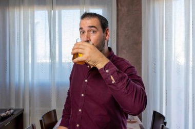 Mor gömlekli sakallı adam taze bira içiyor. Mutluluk kavramı