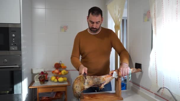 Hombre Barbudo Suéter Naranja Cortando Jamón Cocina Casa Concepto Alimentación — Vídeo de stock