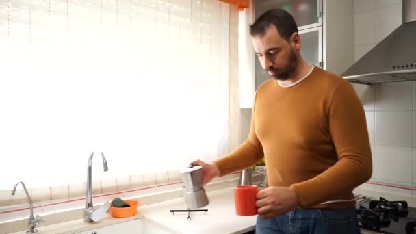 Homem Barbudo Com Uma Camisola Laranja Servir Uma Chávena Café — Vídeo de Stock