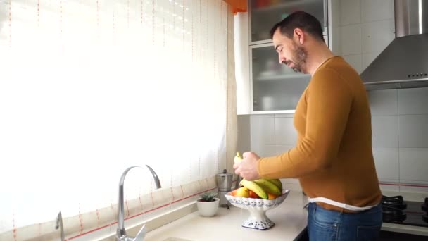 Een Man Met Een Baard Een Oranje Trui Die Een — Stockvideo