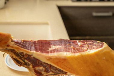 Sabahları evdeki mutfakta bıçakla düzensiz kesilmiş jambon ayrıntıları. Süper yemek. Lezzetli aperatif. Gurme yemek konsepti